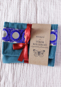 Erdei forrás kincstartó: petrol zöld bársony tok, kék színű, tükrös díszítőszalaggal, ékszereknek és marokköveknek.