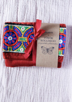 Napkapu kincstartó: terracotta bársony tok, színes, tükrös díszítőszalaggal, ékszereknek és marokköveknek.