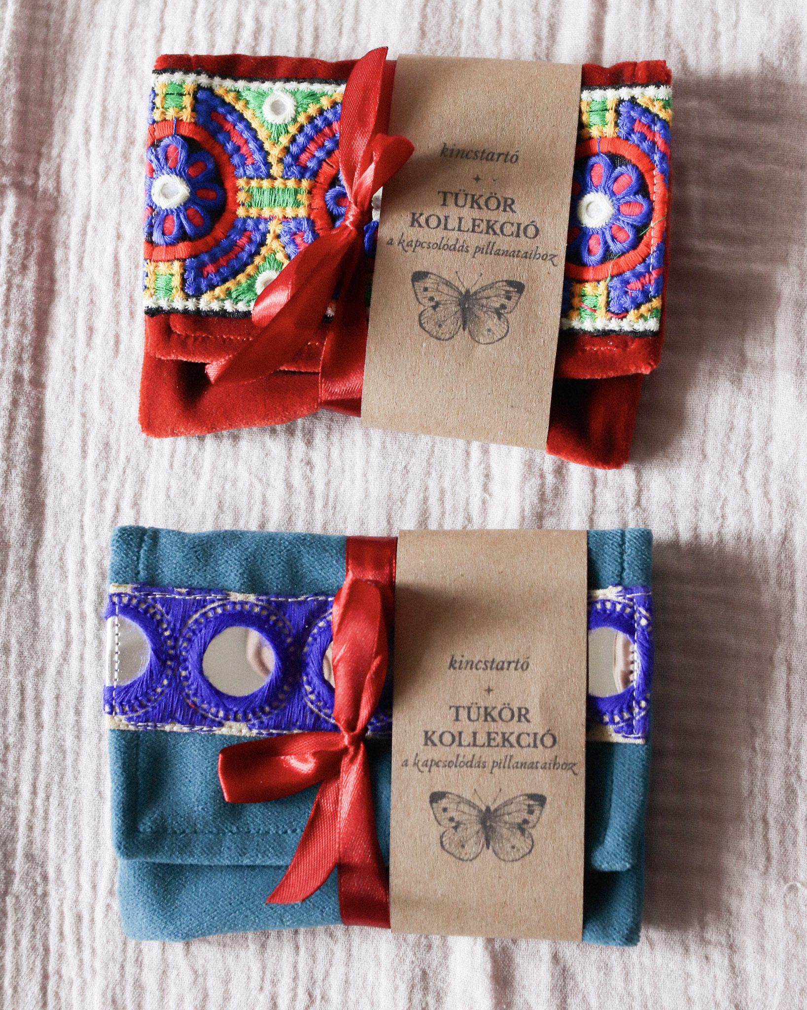 tükrös kincstartók: bársony tok, színes, tükrös díszítőszalaggal, ékszereknek és marokköveknek.