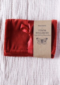 Vörösfenyő kincstartó: minimalista, téglavörös színű textil tároló, kézzel készült ékszertartó és rituális tasak.