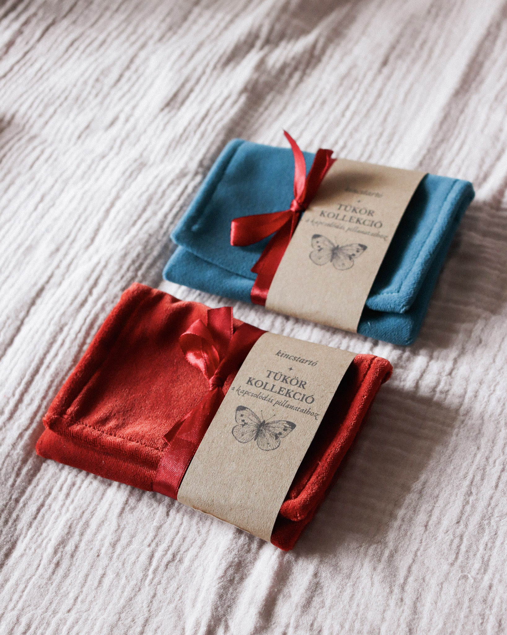 Boróka kincstartó: sötét petrol zöld bársony szütyő, minimalista kivitelben, rituális tárgyak tárolásához.