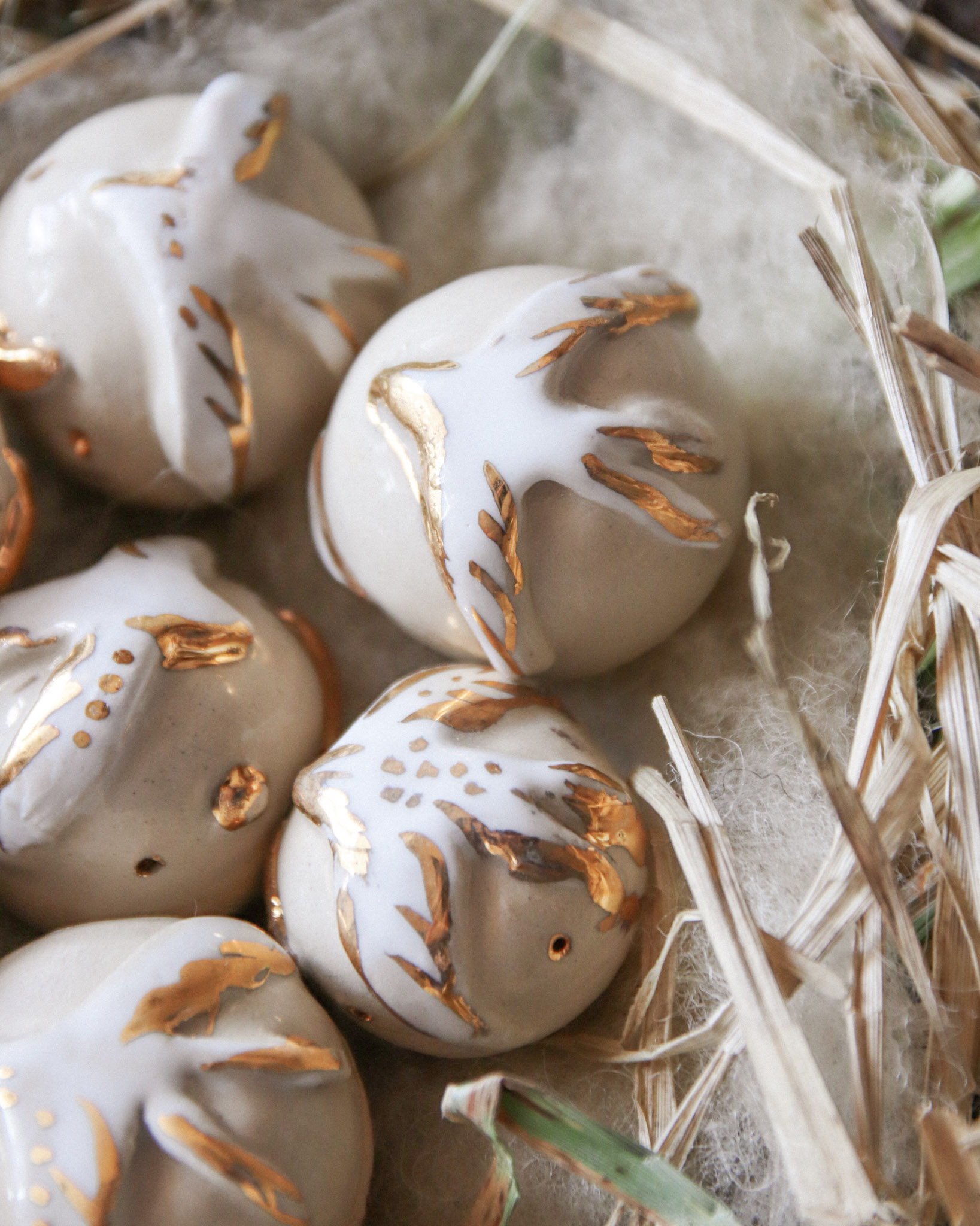 Kézműves aranyozott kerámia marokkő fecske és hold szimbólummal