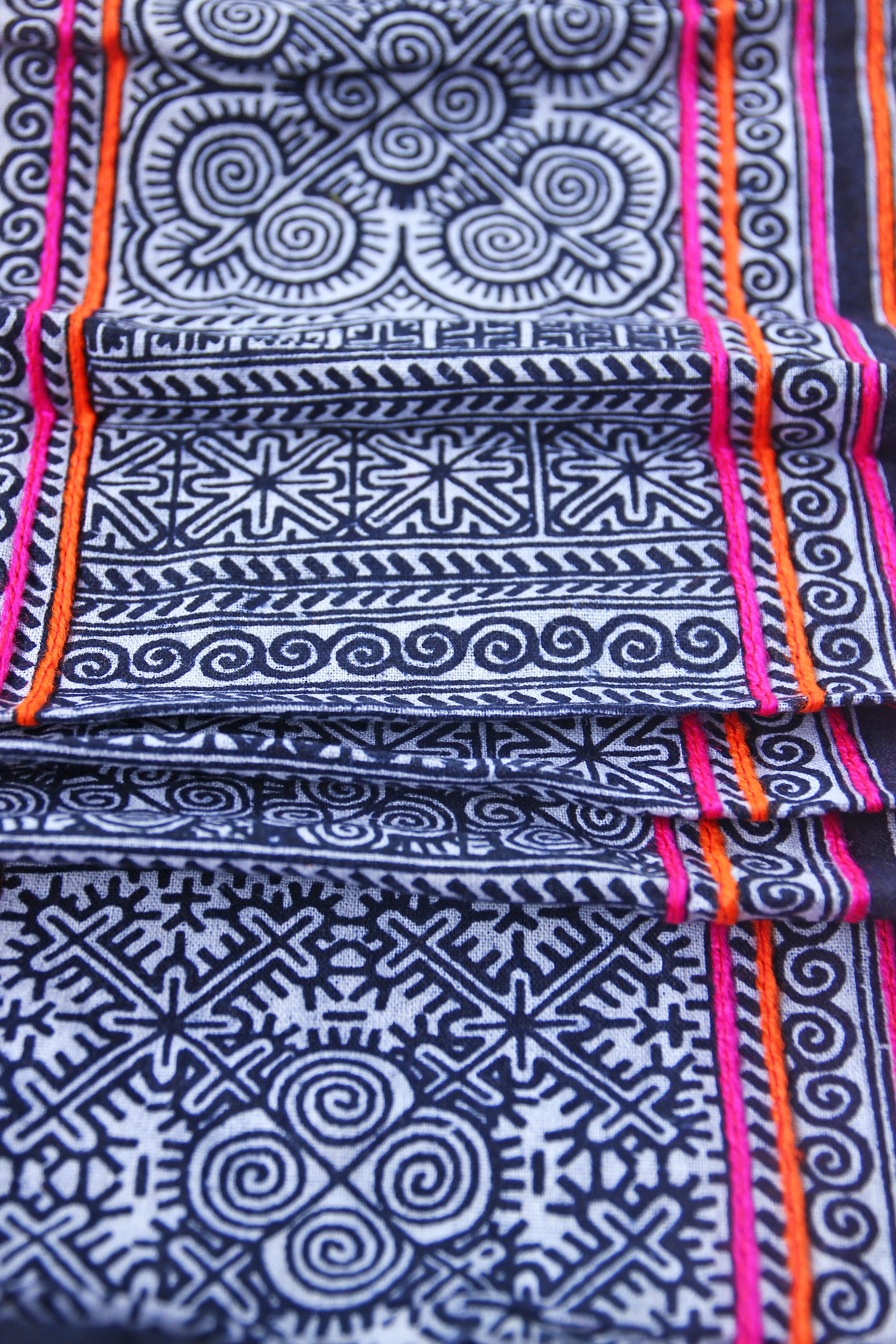 hmong batik // white snails